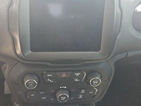 Used 2018 Jeep Renegade Altitude w/ UConnect 8.4 Nav Group AWD/4WD image 19