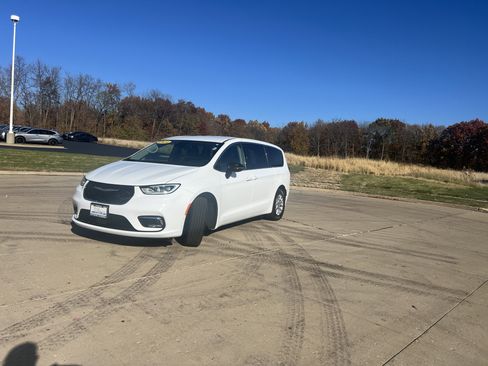 Used 2024 Chrysler Pacifica Touring-L image 3