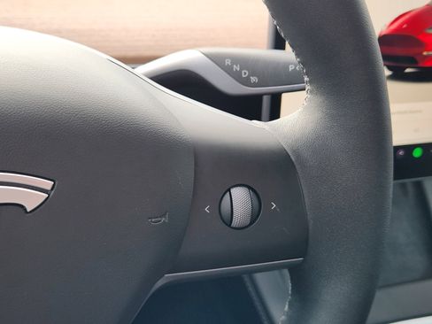 Used 2025 Tesla Model Y Long Range image 35