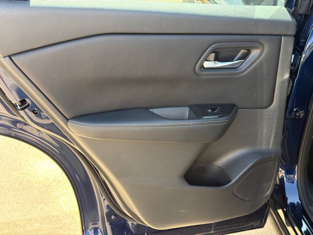 Used 2025 Nissan Rogue SV FWD image 21