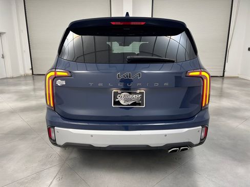 Used 2024 Kia Telluride EX w/ EX Captain's Chair Package image 8