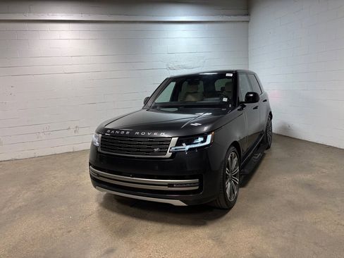 Used 2023 Land Rover Range Rover SE image 2