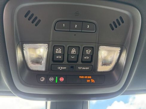 Used 2023 Chevrolet Traverse Premier FWD image 27