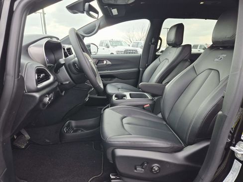 New 2026 Chrysler Pacifica Select w/ S Appearance Package image 11