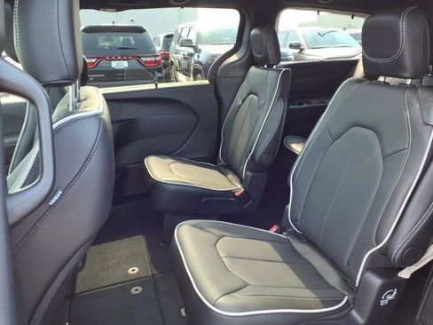 New 2027 Chrysler Pacifica Limited FWD image 17