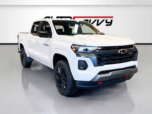 Used 2025 Chevrolet Colorado Z71 w/ Technology Package AWD/4WD image 1