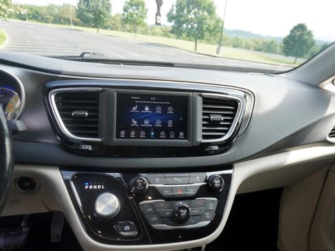 Used 2020 Chrysler Pacifica Touring-L image 21