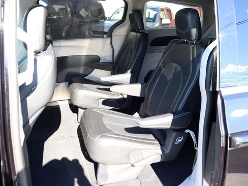 Used 2024 Chrysler Pacifica Touring-L FWD image 12