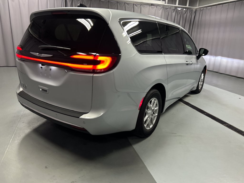 Used 2026 Chrysler Pacifica Select FWD image 7