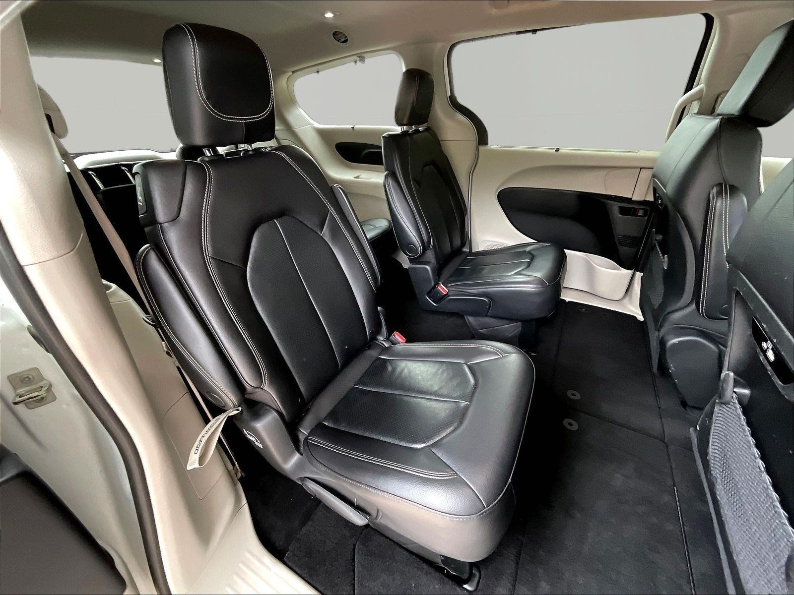 Used 2022 Chrysler Pacifica Touring-L FWD image 23