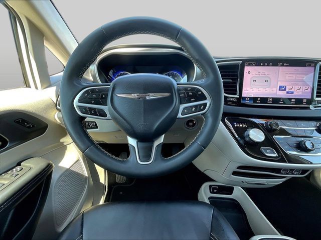Used 2024 Chrysler Pacifica Touring-L FWD image 10