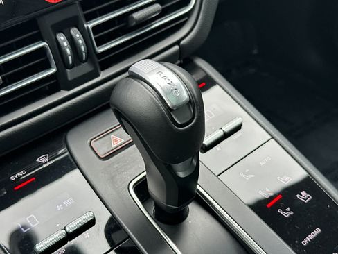 Certified 2024 Porsche Macan AWD/4WD image 24