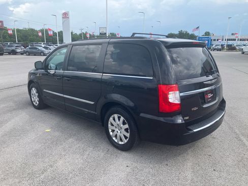 Used 2013 Chrysler Town & Country Touring FWD image 5