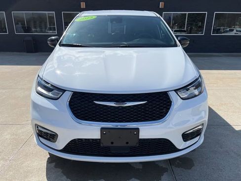 Used 2025 Chrysler Pacifica Select image 2