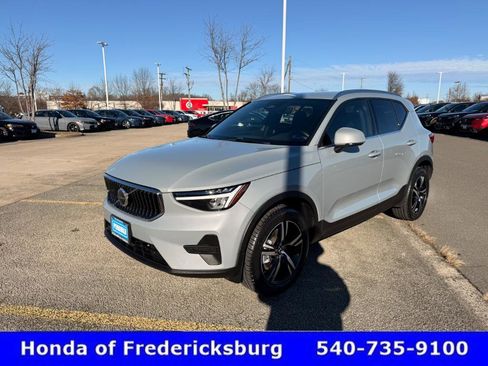 Used 2024 Volvo XC40 B5 Core w/ Protection Package image 2