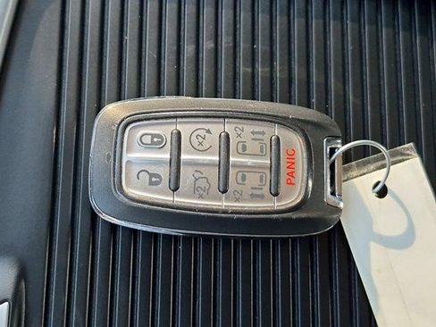 Used 2023 Chrysler Pacifica Touring-L FWD image 33