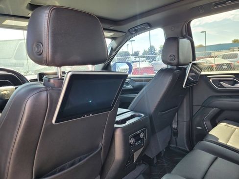 Used 2022 Chevrolet Suburban High Country w/ Premium Package 2 AWD/4WD image 12