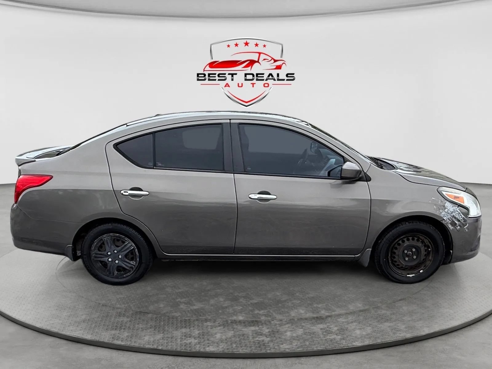 Used 2015 Nissan Versa SV FWD image 6