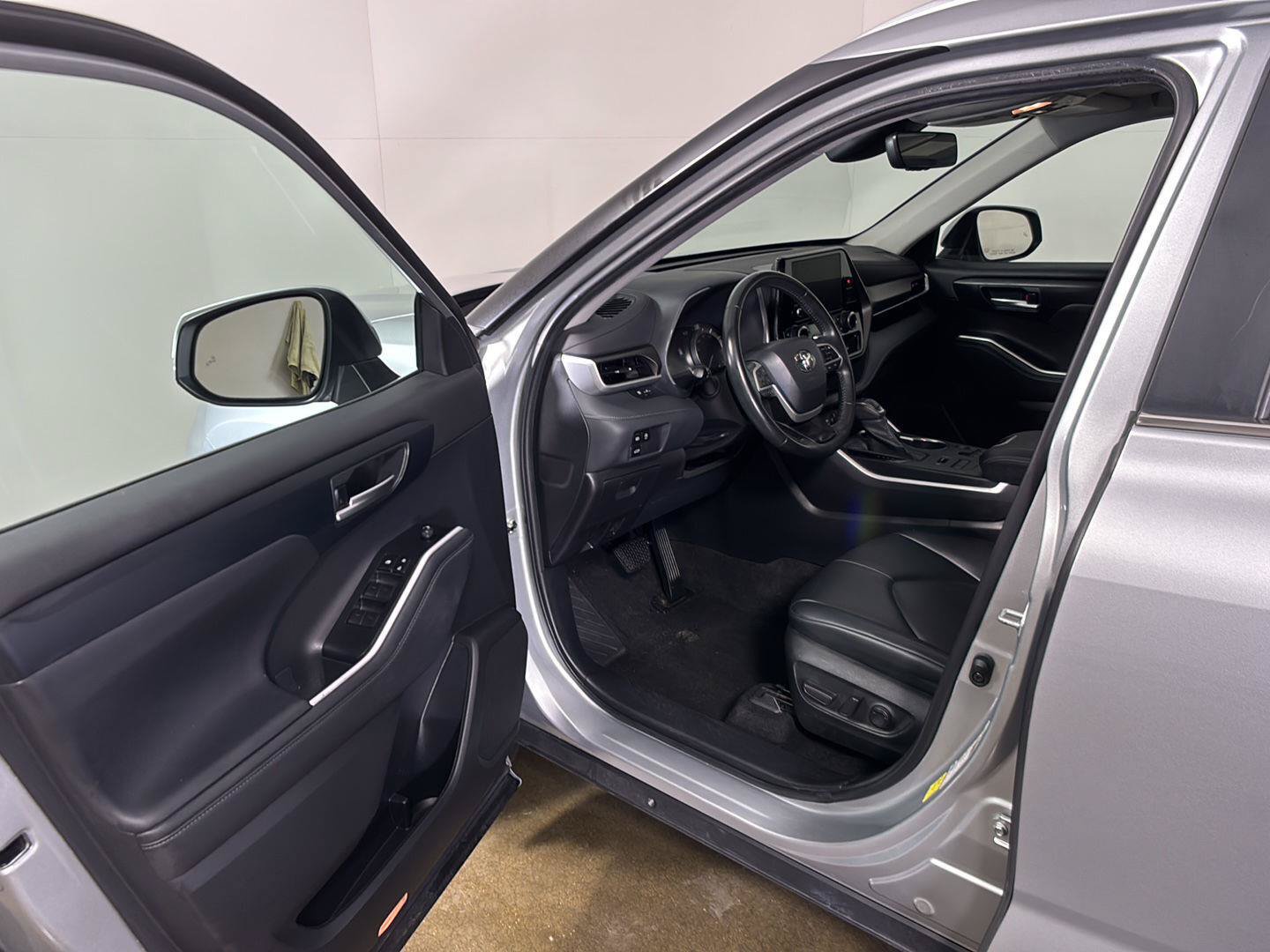 Used 2023 Toyota Highlander XLE AWD/4WD image 2