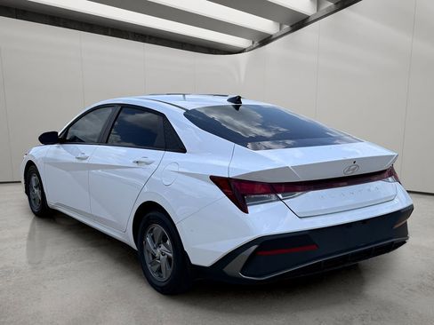 Used 2025 Hyundai Elantra SE FWD image 3