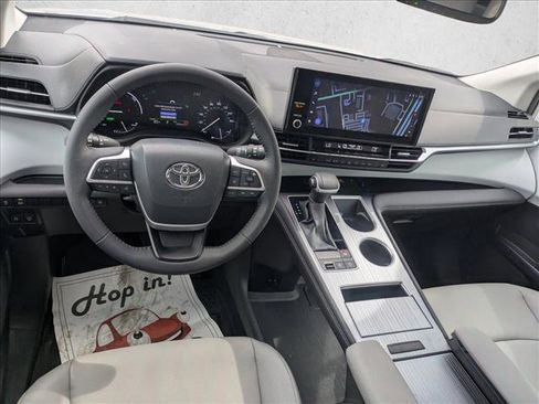 Used 2025 Toyota Sienna XLE image 16