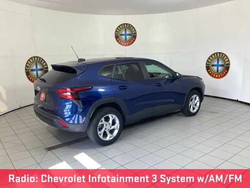 Used 2024 Chevrolet Trax LS w/ LS Convenience Package FWD image 11