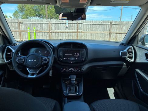 Used 2025 Kia Soul LX w/ LX Technology Package FWD image 26