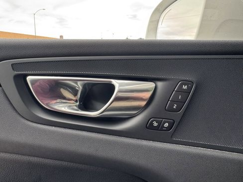 Used 2022 Volvo XC60 B5 Momentum w/ Climate Package image 31