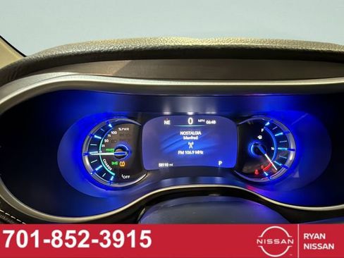 Used 2023 Chrysler Pacifica Touring-L image 3