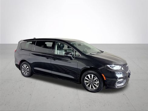 Used 2023 Chrysler Pacifica Touring-L FWD image 4