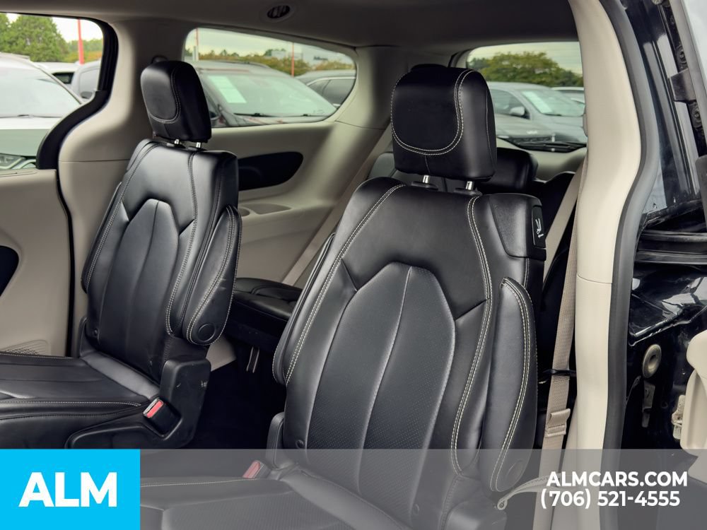 Used 2023 Chrysler Pacifica Touring-L FWD image 14