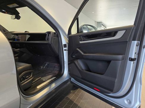 Used 2024 Porsche Cayenne image 11