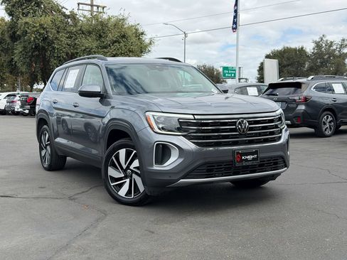 Used 2025 Volkswagen Atlas SE AWD/4WD image 3
