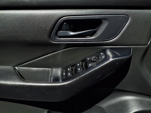 Used 2024 Nissan Rogue S FWD image 17