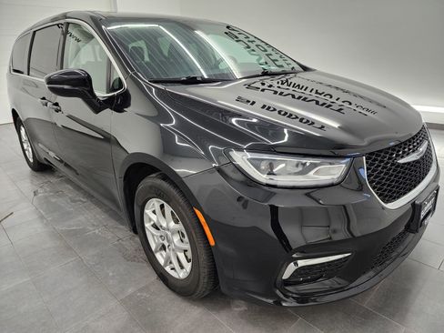 Used 2024 Chrysler Pacifica Touring-L image 2