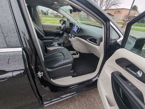 Used 2024 Chrysler Pacifica Touring-L image 3