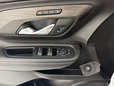 Used 2024 GMC Terrain SLT image 26