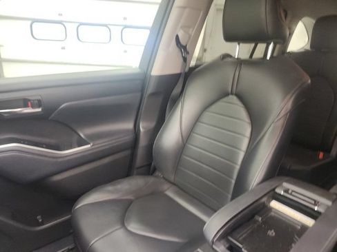 Used 2021 Toyota Highlander XLE FWD image 16