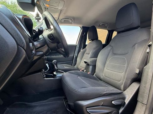 Used 2018 Jeep Renegade Latitude FWD image 12