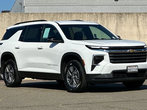 Used 2025 Chevrolet Traverse LT image 5