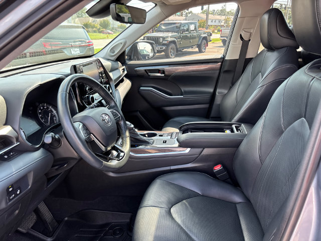 Used 2021 Toyota Highlander Limited FWD image 2