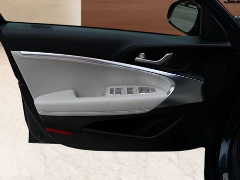 Used 2025 Genesis G70 2.5T AWD/4WD image 11