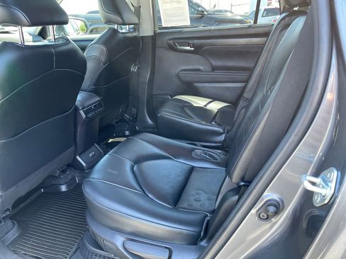 Used 2023 Toyota Highlander XLE AWD/4WD image 14