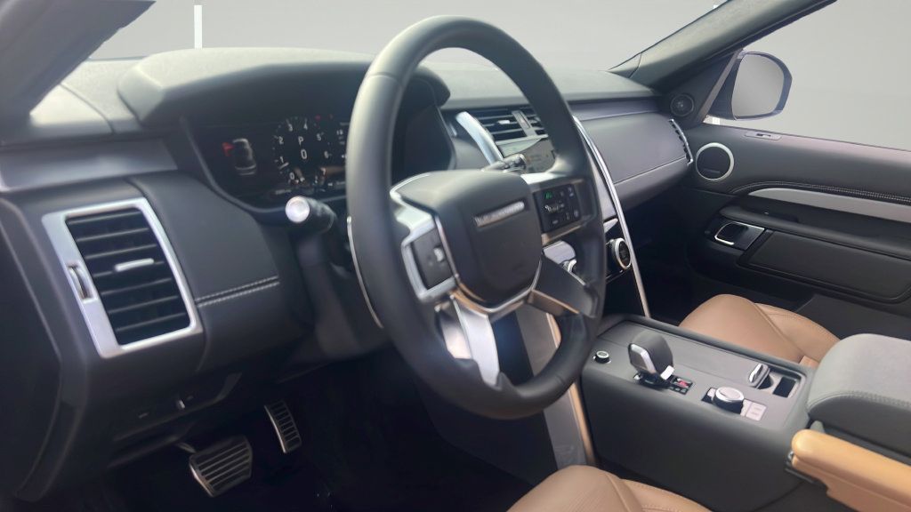 Used 2025 Land Rover Discovery Dynamic SE AWD/4WD image 4