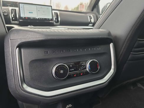Used 2025 Ford Expedition Platinum image 17