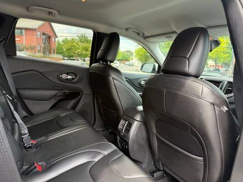 Used 2019 Jeep Cherokee Latitude Plus AWD/4WD image 24