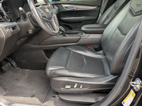 Used 2018 Cadillac XT5 Luxury w/ Driver Awareness Package FWD image 9