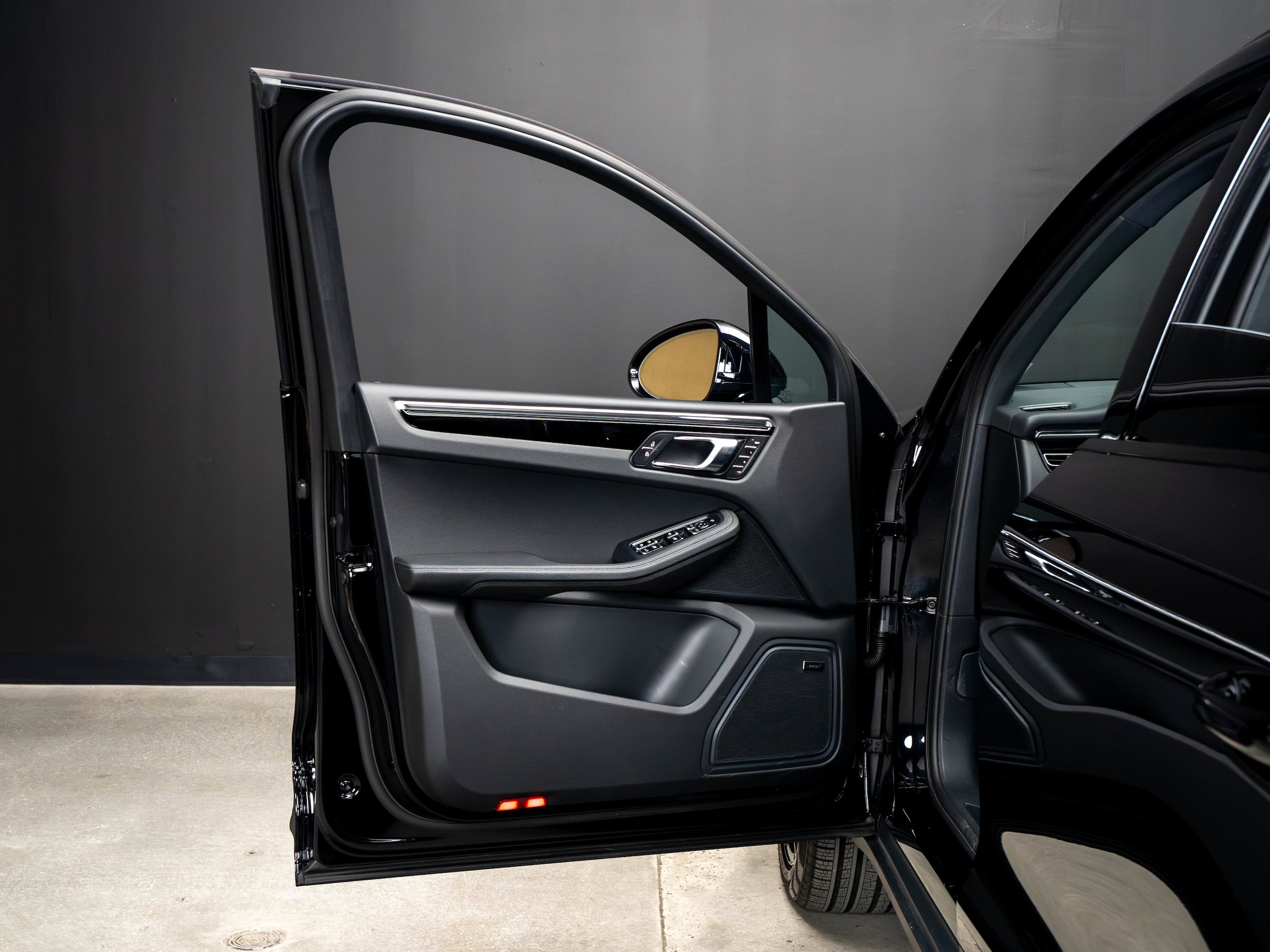 Certified 2025 Porsche Macan AWD/4WD image 30
