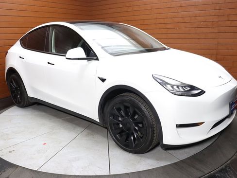 Used 2022 Tesla Model Y Long Range image 33