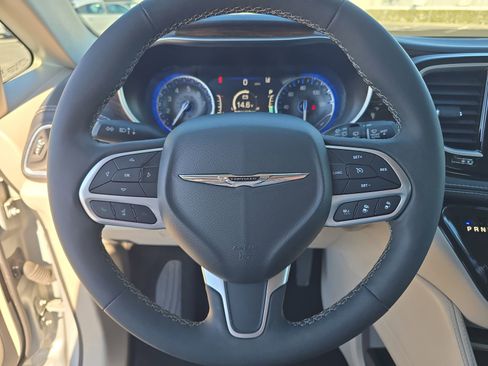 Used 2023 Chrysler Pacifica Limited image 26